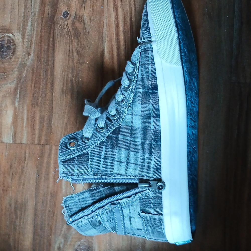 Gym shoes
